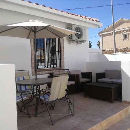 2 Bedroom Newly Renovated Bungalow Close To Bars & Restaurants ロス・アルカサレス エクステリア 写真