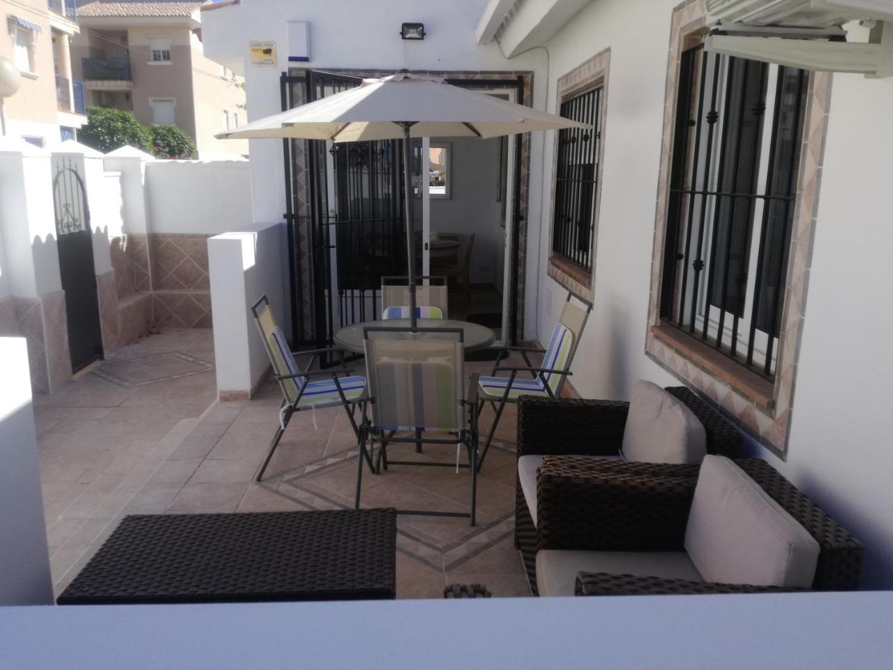 2 Bedroom Newly Renovated Bungalow Close To Bars & Restaurants ロス・アルカサレス エクステリア 写真