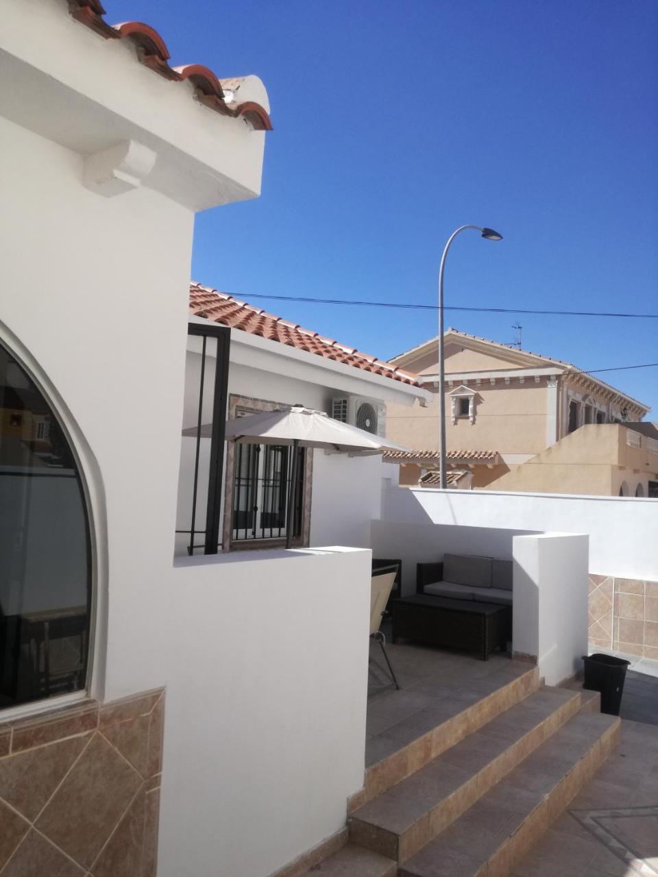 2 Bedroom Newly Renovated Bungalow Close To Bars & Restaurants ロス・アルカサレス エクステリア 写真