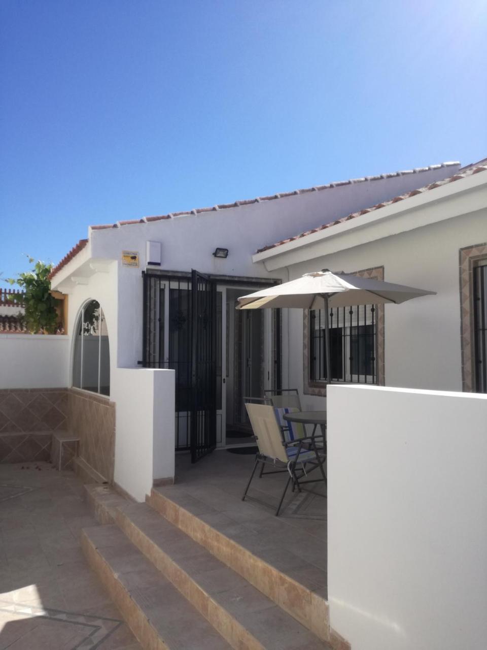 2 Bedroom Newly Renovated Bungalow Close To Bars & Restaurants ロス・アルカサレス エクステリア 写真
